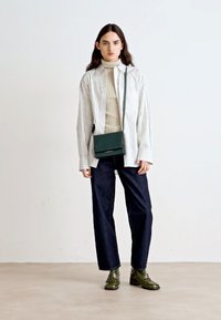 Calvin Klein LINEAR CROSSBODY - Pochette - palm green