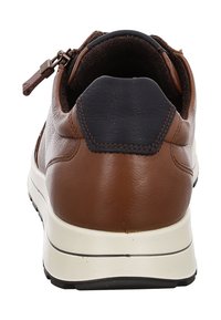 Brauner Ledersneaker mit marineblauem Akzent an der Ferse, ausgestattet mit einem Reißverschluss an einer Seite und einer weißen sowie schwarzen Sohle.