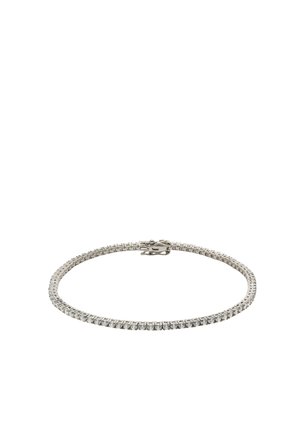 Silbernes Tennisarmband mit kleinen klaren Diamanten in einem verbundenen Design und einem Verschluss vor weißem Hintergrund.