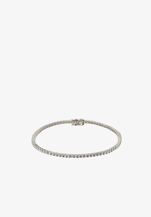 Silbernes Tennisarmband mit kleinen klaren Diamanten in einem verbundenen Design und einem Verschluss vor weißem Hintergrund.