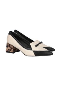 Tacones de cuero negro y crema con punta afilada, que cuentan con un lazo decorativo y un tacón cuadrado con estampado de leopardo. Acabado liso con detalles de costura.