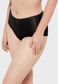 Zwarte high-waisted onderbroek van gladde stof, met een zachte tailleband en minimale branding aan de bovenkant. Perfecte pasvorm.