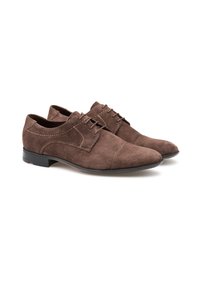 Chaussures habillées en daim marron au design épuré, dotées d'un système de laçage, de détails de couture et d'une semelle en caoutchouc noir lisse.