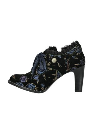 Stivale alla caviglia in suede nero con motivo floreale blu, allacciatura frontale, bordino arricciato, cuciture decorative e tacco a blocco.