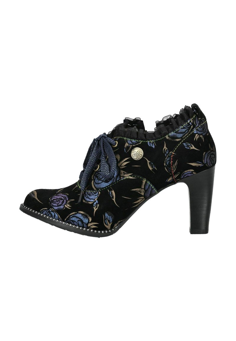 Černé semišové kotníkové boty s modrým květinovým vzorem, šněrování vpředu, volánkový okraj, dekorativní prošití a blokový podpatek.