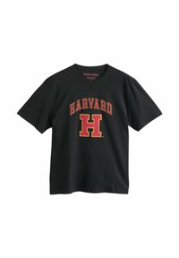 Čierne bavlnené tričko s nápisom "HARVARD" v červených a žltých písmenách, s veľkým červeným "H" v strede. Krátke rukávy a okrúhly výstrih.