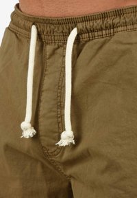 INDICODE JEANS IDABBEY - Shorts - amber
