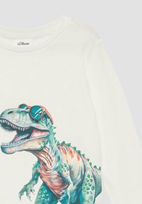 Langarm-weiße T-Shirt mit einem bunten Dinosaurier-Graphic, der eine Sonnenbrille trägt, detailliert mit Schuppen und Stacheln in verschiedenen Farbtönen.
