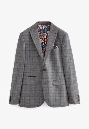 Veste de costume gris à motifs avec une finition texturée, associée à une chemise habillée blanche et une cravate foncée. Le mouchoir de poche présente des motifs circulaires bleus et roses.