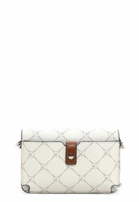 Bílá texturovaná kožená taška s diamantovým vzorem, hnědá kožená klopa na zavírání a stříbrné kovové akcenty. Kompaktní obdélníkový tvar.