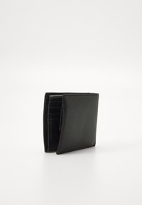 Portafoglio in pelle nera con finitura testurizzata, design a due pieghe, numerosi scomparti per carte e una tasca con zip per monete.