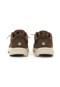 Zapatillas de malla y ante marrón con una suela beige, que presentan un cuello acolchado, una lengüeta y un sutil detalle del logo en el talón.