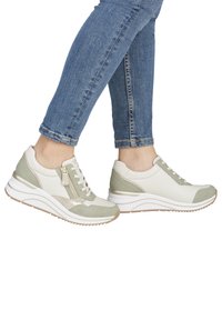 Sneakers leggere con design bianco e verde menta, caratterizzate da una combinazione di pelle e camoscio, lacci, una cerniera laterale e una suola testurizzata.