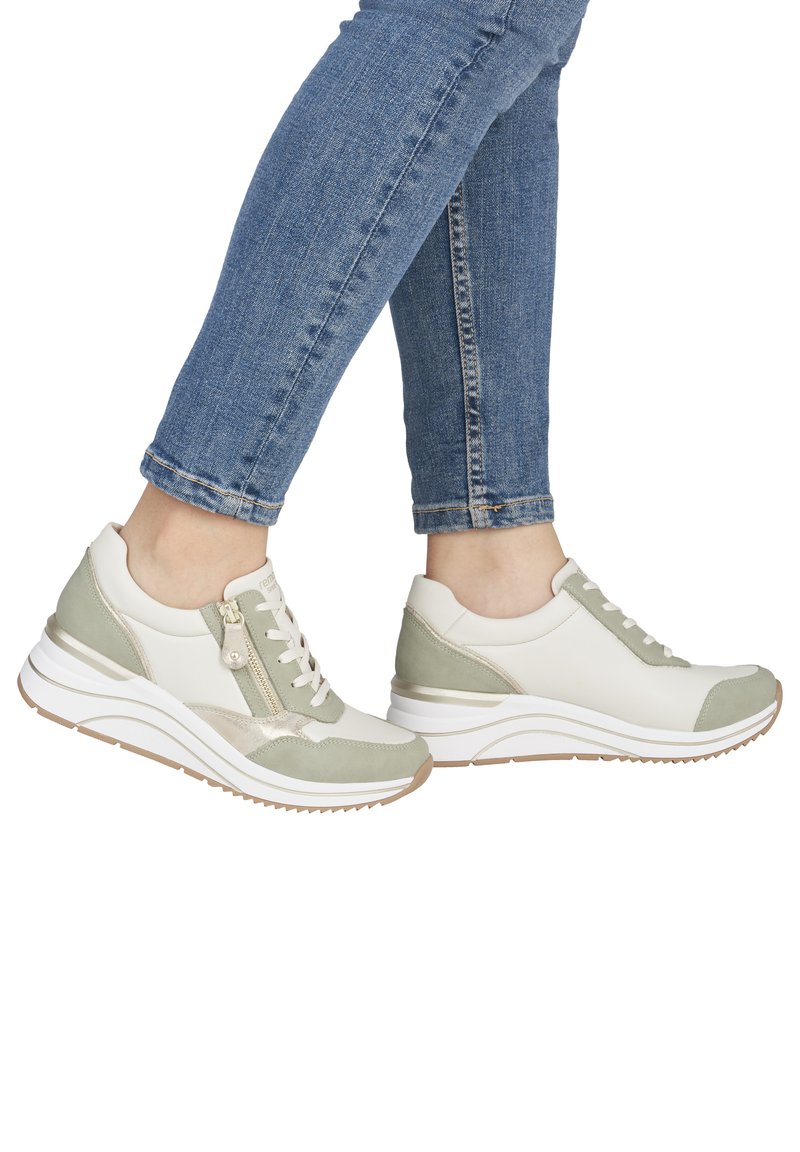 Sneakers leggere con design bianco e verde menta, caratterizzate da una combinazione di pelle e camoscio, lacci, una cerniera laterale e una suola testurizzata.
