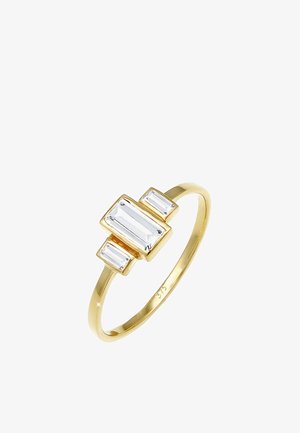 Goldring mit einem zentralen rechteckigen klaren Stein, der von zwei kleineren rechteckigen Steinen flankiert wird. Glatte Band mit polierter Oberfläche.