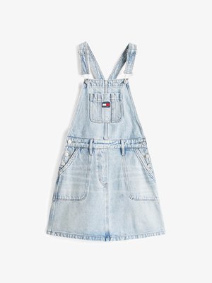 Denim overall kjole i lys blå med justerbare stropper, en firkantet lomme, to frontlommer og dekorative knapper på siden.