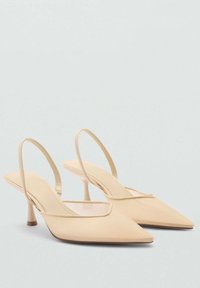 Décolleté nudi con tacco slingback, punta affusolata, tacco sottile e texture del tessuto liscia. Presenta un design minimalista con scollatura bassa.