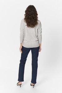 Sivkasti pleten pulover z ohlapnim krojem in rokavi do tri četrtine. Usklajen z temno modrimi kavbojkami in črnimi sandalami na peto.