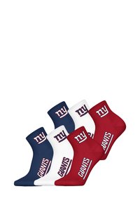 Zestaw trzech skarpetek do kostek w kolorach niebieskim, bia�łym i czerwonym, z logo "NY" i napisem "GIANTS" po bokach, wykonanych z teksturowanej tkaniny.