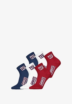 Set aus drei Knöchelsocken in Blau, Weiß und Rot, mit "NY"-Logos und dem Schriftzug "GIANTS" an den Seiten, gefertigt aus einem strukturierten Stoff.