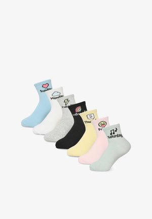 Set di sette calzini alla caviglia in vari colori, ciascuno con design unici e testo che rappresenta i giorni della settimana, con grafiche divertenti.