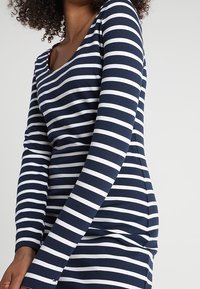 Tommy Jeans Freizeitkleid - white