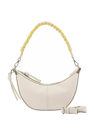 Cremefarbene halbmondförmige Handtasche mit gelbem geflochtenem Griff, Reißverschluss, Quasten-Detail und einem zusätzlichen abnehmbaren Riemen daneben.