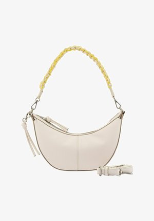 Sac à main crème en forme de croissant avec une anse tressée jaune, fermeture éclair, détail pompon et une sangle détachable supplémentaire à côté.