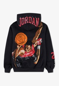 Černá mikina s kapucí s ilustrací basketbalisty v červeném dresu, který drží oranžový basketbal. Na kapuci je vytištěno "MICHAEL JORDAN".