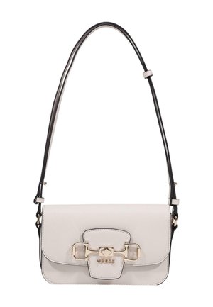 Bolso de hombro de cuero blanco con correa negra ajustable, hebilla en tono dorado y logo "GUESS" en la solapa frontal.