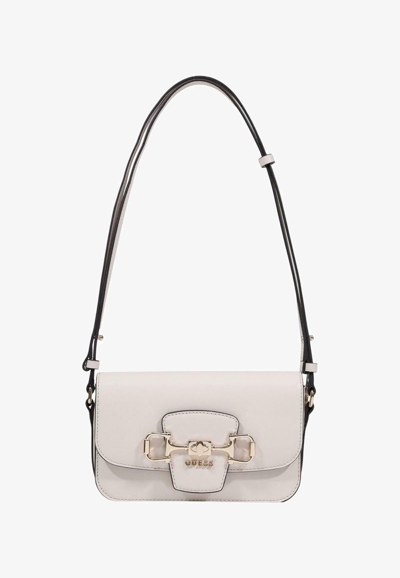 Sac à bandoulière en cuir blanc avec une sangle noire réglable, une boucle dorée et le logo "GUESS" sur le rabat avant.