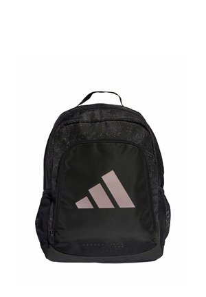 Mochila negra con gran logo de Adidas en rosa claro en el bolsillo frontal, bolsillos laterales de malla y una asa superior.