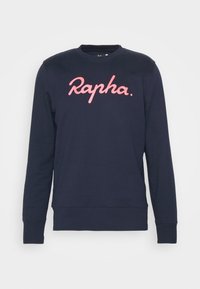 Felpa navy con maniche lunghe e polsini a costine, con il logo "Rapha." in corsivo rosa sulla parte anteriore. Texture morbida, design casual.