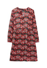 Czerwona sukienka w kwiaty z długimi rękawami, dekoltem w kształcie litery V, detalami z guzikami i marszczoną talią. Posiada białe i zielone wzory kwiatowe na całej powierzchni.