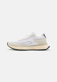 Sneakers da uomo caratterizzati da una combinazione di rete bianca e suede grigio chiaro, una suola in gomma testurizzata e un discreto marchio sul lato.