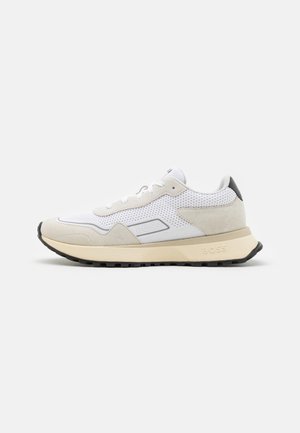 Sneakers da uomo caratterizzati da una combinazione di rete bianca e suede grigio chiaro, una suola in gomma testurizzata e un discreto marchio sul lato.
