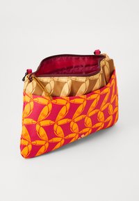 Geantă colorată cu un model vibrant de frunze stilizate în nuanțe roșu și portocaliu. Fabricată dintr-un material durabil, cu închidere tip fermoar și un buzunar interior.