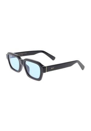 Occhiali da sole neri rettangolari con lenti blu. Montatura spessa, dettagli dorati sulle tempie e una superficie texturizzata per migliorare la presa. Fabbricati in Italia.