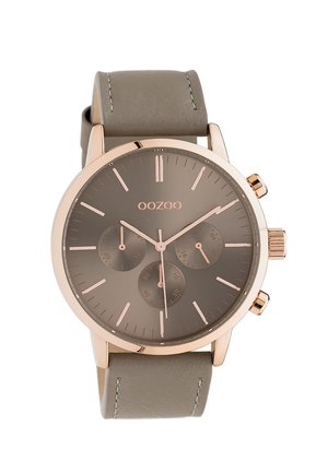 Roségoldene Uhr mit einem runden braunen Zifferblatt, drei Hilfszifferblättern und einem grauen Lederarmband. Verfügt über minimalistische Stundenmarkierungen und eine strukturierte Oberfläche.