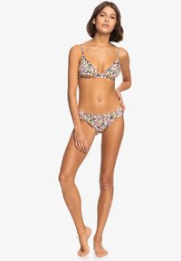 Blommig bikini-set som omfattar en triangelformad bralette och matchande lågt skurna underdelar, flerfärgad tryck, tunna band och en mjuk textur.