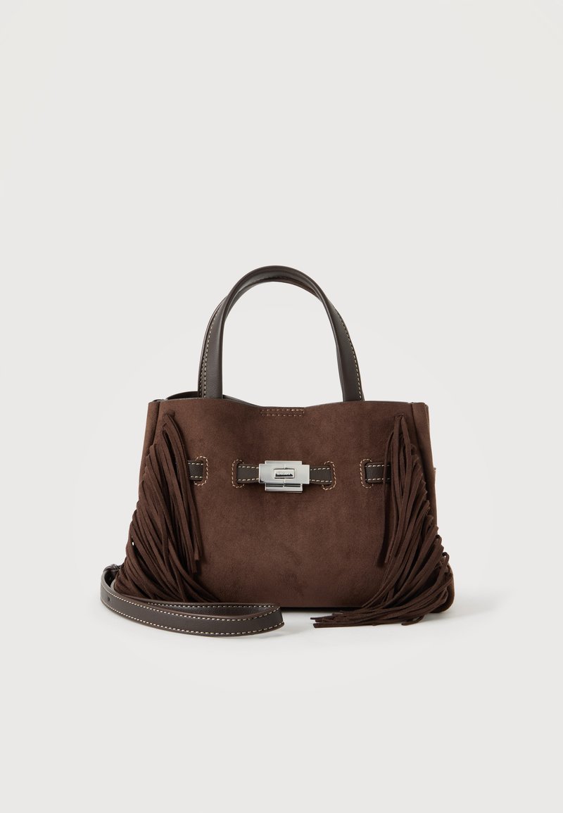 Sac à main en daim marron avec poignées en cuir foncé, fermoir argenté, longue bandoulière en cuir et détails de franges des deux côtés.
