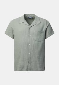 Chemise texturée vert clair à manches courtes avec boutons, poche poitrine avant et col camp sur fond uni.
