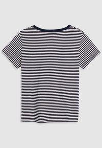 T-shirt rayé avec des bandes horizontales bleu marine et blanches, manches courtes, et un col arrondi avec une bordure bleu marine. Tissu en coton doux.
