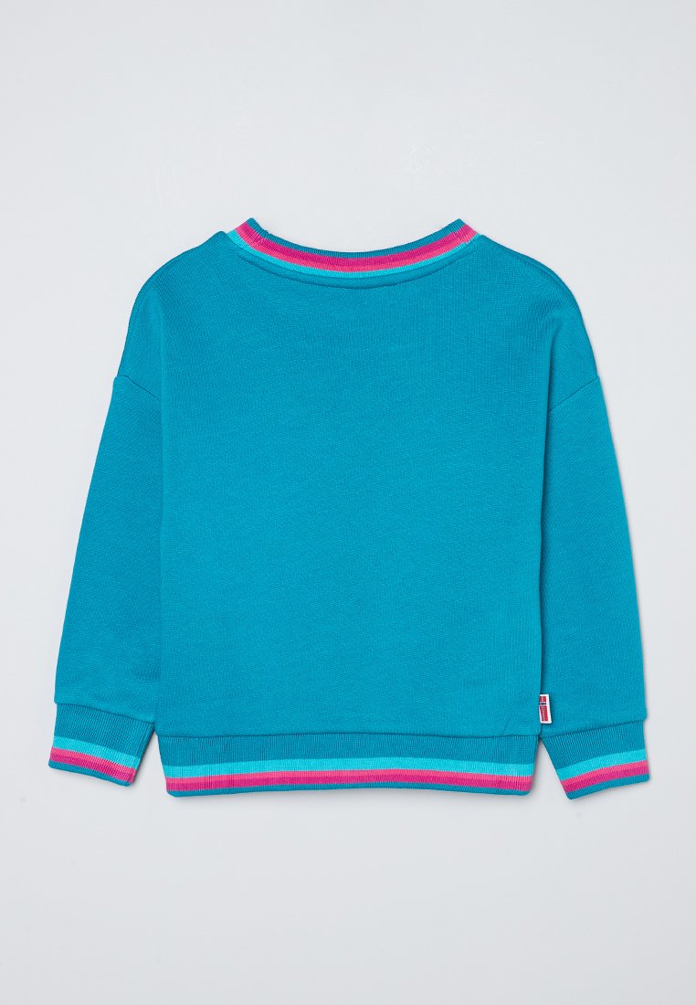 Türkiser Pullover mit langen Ärmeln, der einen gerippten Halsausschnitt und Saum mit pinken und blauen Streifen aufweist. Angenehme Textur und lässige Passform.