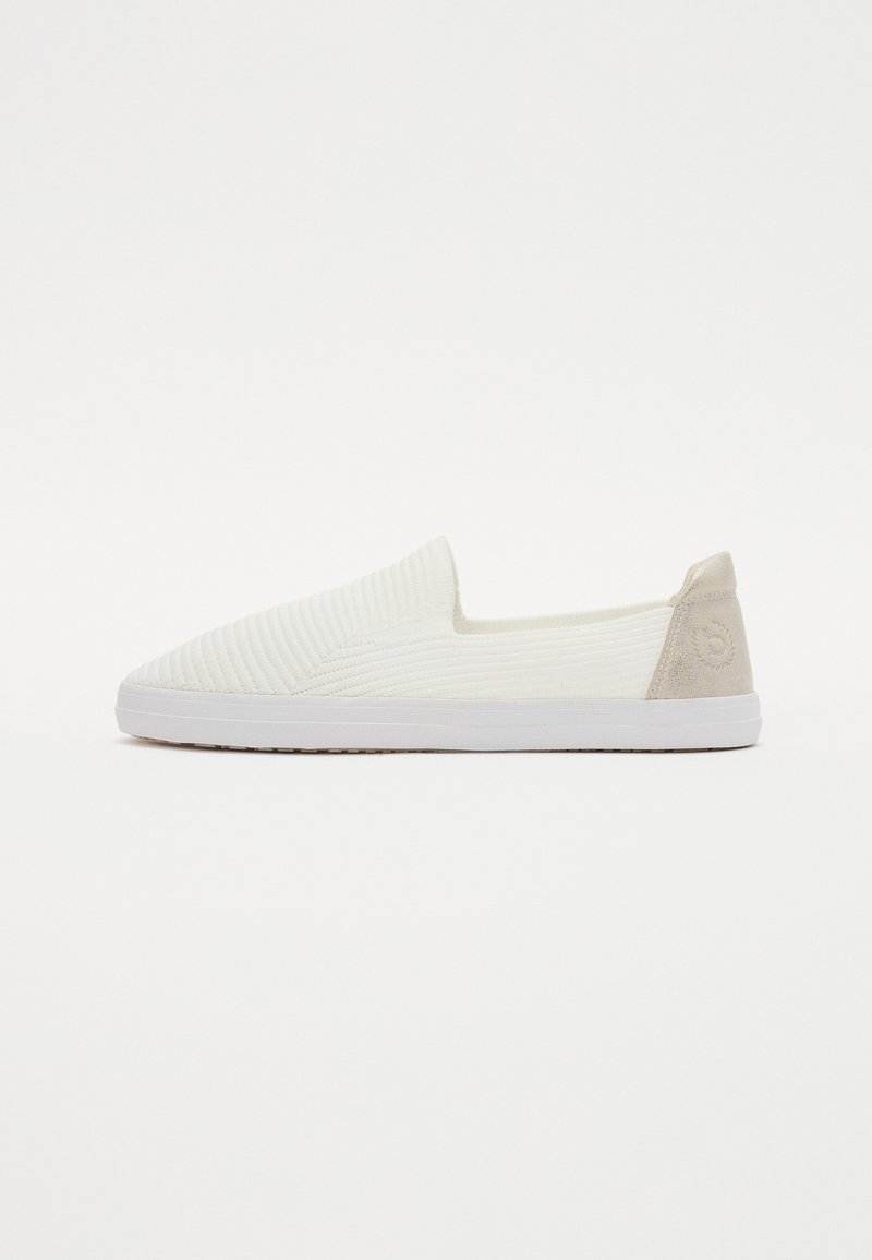 Fehér slip-on cipők texturált szövet felsőrészsel, bordázott mintákkal és világosszürke velúr kiemeléssel a saroknál. Gumitalp és minimális design.