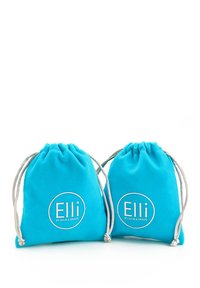 Sinised nööriga kotid pehme tekstuuriga, millel on valged ümmargused logo'd, kus on kirjas "Elli by Julie & Grace." Kaks kotti on näidatud, nöör üles seotud.