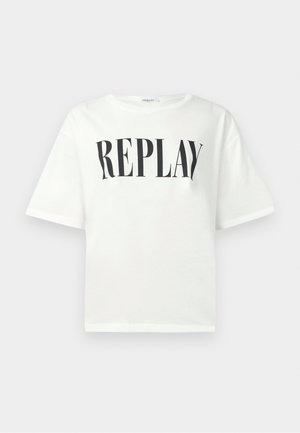 Camiseta blanca de manga corta con la impresión en negro "REPLAY" centrada en el pecho, con cuello redondo y un corte holgado.