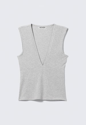Haut sans manches en maille gris clair avec un col en V profond et une étiquette "WEEKDAY" au niveau de l'encolure arrière, posé à plat sur un fond blanc.