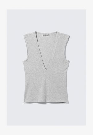 Αμάνικη ανοιχτό γκρι πλεκτή μπλούζα με βαθύ V λαιμόκοψη και ετικέτα που γράφει "WEEKDAY" στο πίσω μέρος του λαιμού, τοποθετημένη επίπεδα σε λευκό φόντο.