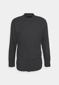 Camisa de manga larga gris oscuro con botones marrones, cuello mao y un único bolsillo en el pecho, exhibida sobre un fondo blanco.